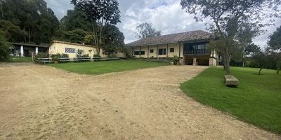 Magnifica propiedad de uso comercial, apta para restaurantes, hoteles, proyectos de hospedaje, cuenta con magnifica zona verde, lago, vista a la montaña, espectaculares jardines, tiene cocina tipo industrial, cerca a la vía principal y de fácil acceso.