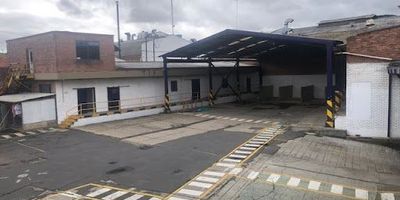 Excelentes bodegas para almacenamiento o procesos industriales de bajo impacto, área de lote aproximadamente de dos mil setecientos metros cuadrados, patio interior de maniobras, tres accesos independientes, buena infraestructura en oficinas y bodegas, sector industrial con buenas vías de acceso.