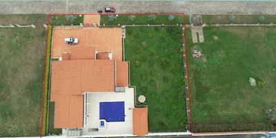 Excelente casa construida de dos niveles con área de 714 m2 en dos lotes de área total de dos mil metros cuadrados, cuenta con siete alcobas, ocho baños, sala independiente, comedor independiente, cocina cerrada, zona de lavandería, bar, área de billar pool, balcón exterior e interior, piscina con jacuzzi, BBQ con su respectivo baño, deposito exterior, cuarto de maquinas, aire acondicionado en cinco alcobas, área para cultivo de arboles frutales, parqueadero para diez vehículos. La zona es muy tranquila y rodeada por excelente ubicación y comodidad