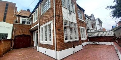 Casa comercial ubicada en sector estratégico, dos niveles los cuales cuentan con área abierta, garaje, depósito, cocineta, dos baterías de baños, patio interior y exterior, segundo nivel siete salones para oficinas, dos baños, uso institucional, oficinas, restaurantes entre otros. cerca carrera séptima y avenida caracas, área del lote 231 mts y construidos 298 mts