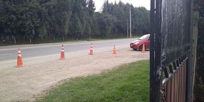 Casa con lote de 5000 mts para adecuar como restaurante campestre o como bodega $10.000.000 con la casa actual, sobre la vía sibería cota, 20 metros de frente y 240 metros de fondo, en corredor vial, para uso industrial, vitrina comercial.