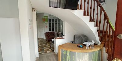 Casa de tres pisos de construcción, declarada bien de interés cultural, para uso comercio gastronómico y oficinas. 28 puestos de trabajo en oficinas cerradas, dos salas de juntas con capacidad para 8 personas cada una, un auditorio con capacidad para 25 personas y un open space con capacidad para diez personas. terraza jardín con bar nevada para reuniones y eventos.