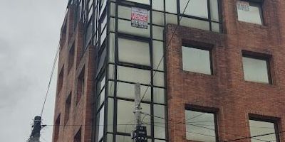 Oficina o consultorio con cuatro espacios independientes bien definidos, baño, vista exterior con muy buena luz natural, sala de espera en cada piso, baños comunales, seguridad y recepción permanente, no tiene garaje, excelentes vías de acceso y transporte público, sector de oficinas y consultorios médicos con alta incidencia de la clínica del country.