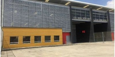 Bodega industrial ubicada a dos coma cinco kilómetros de Bogotá vía Siberia-cota, no requiere pago de peaje a un kilometro del puente de guadua por la calle ochenta, beneficios tributarios.