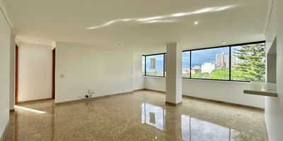 Amplio apartamento de 130 m² ubicado en la Urbanización Plazuelas, sector La Florida, El Poblado, una zona tranquila y estratégica, cerca del Parque Lleras, el Parque del Poblado y la calle 10.

El inmueble cuenta con 3 habitaciones más habitación de servicio, 2 baños más baño de servicio, cocina integral, zona de ropas, y garaje doble lineal, ofreciendo amplios y cómodos espacios ideales para la familia.

La unidad dispone de excelentes zonas comunes, entre ellas piscina, sauna, turco, jacuzzi, senderos, cancha de fútbol y juegos infantiles, perfectas para disfrutar de un ambiente residencial completo.