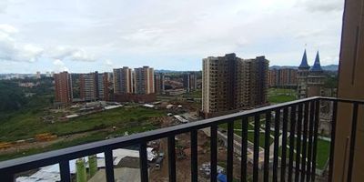 Acogedor apartamento de 70 m², ubicado sobre toda la vía Rionegro, en una zona de excelente proyección y conectividad, cerca al aeropuerto y a Llanogrande. Cuenta con tres habitaciones, cocina integral abierta que se integra armoniosamente con la zona social, balcón con vista a la unidad y zona de ropas independiente. Un espacio moderno, funcional y listo para estrenar.