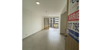 Se alquila Nuevo y Hermoso Apartamento, cuenta  con 2 amplias habitaciones, con su respectivo closet y vestier  2 baños con acabados modernos, una cocina integral con barra tipo americana, sala-comedor con acceso directo al balcón, zona de oficios independiente y parqueadero propio y cubierto.

El conjunto ofrece zonas exclusivas diseñadas para tu bienestar: piscina para adultos y niños, turco, Gimnasio, Cancha multiple (Futbol, baloncesto) elegante lobby, zona de coworking ideal para trabajar o estudiar desde casa, y un espacio infantil para que los más pequeños se diviertan con seguridad.

 
