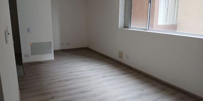 Acogedor aparta estudio de 20 metros cuadrados, tipo loft, ubicado en el sector del Perdomo, el inmueble cuenta con baño privado, cocina sencilla y zona de lavandería.
El conjunto residencial ofrece excelentes zonas comunes tipo club house, entre ellas: piscina, zona BBQ, cancha de futbol, zona infantil, zona de acceso av. Villavicencio y autopista norte.