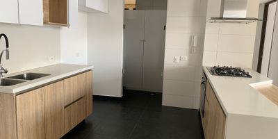 Hermoso apartamento con buena vista, con luces y sonido automatizado con Alexa, chapa de seguridad con huella o tarjeta (sin llave standard), tres habitaciones, tres baños, dos balcones, amplia cocina tipo isla, parqueadero doble, deposito amplio, acabados de lujo, conjunto con ascensor doble, zona de Teppanyaki, BBQ, turco, jacuzzi, zona y parque infantil, zona para mascotas, salón social, gimnasio, cerca a la zona antigua (parque central), vías de acceso, opciones de transporte público en la esquina, zona tranquila, conjunto elegante y con alta seguridad. Para conocer más información escríbeme y agenda tu cita para conocerlo.