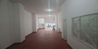 Amplia bodega de 90 metros cuadrados, idealmente ubicada muy cerca de la Calle 63. Cuenta con un baño y un área libre versátil, perfecta para cualquier tipo de actividad comercial o empresarial. Su excelente ubicación garantiza fácil acceso y visibilidad para tu negocio. Cod: 5134