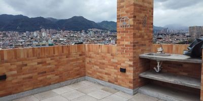 Sumérgete en la exclusividad de este apartaestudio a estrenar, estratégicamente ubicado en la prestigiosa Carrera 30 con Calle 72. Un espacio de un solo ambiente, diseñado para cautivar con sus excelentes acabados que irradian modernidad y buen gusto. Disfruta de una iluminación natural excepcional que inunda cada rincón, creando una atmósfera cálida y acogedora. Este es el lienzo perfecto para empezar una nueva historia, ofreciendo un estilo de vida vibrante y contemporáneo en una de las zonas más codiciadas de la ciudad. Cod: 5135