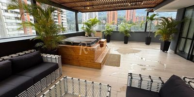Penthouse en venta en Envigado, El Esmeraldal. Cerca al Mall Comercial Distrito Avignon y a la Transversal Intermedia, fácil acceso. El edificio cuenta con portería 24/7, piscina climatizada, gimnasio, turco y salón social. Con 3 habitaciones, 5 baños, cocina integral, zona de ropas, sala-comedor amplia, terraza con jacuzzi y balcón con vista panorámica. Además, cuenta con 3 parqueaderos privados y cuarto útil. Valor predial: 4.100.000  ¡Agenda tu visita hoy mismo y encuentra tu nuevo hogar! Descubre más propiedades en: www.rentamospropiedadraiz.com Código:776575