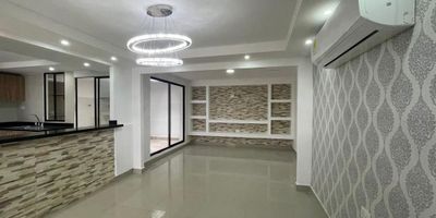 Casa remodelada dúplex,  con iluminaria  natural, lado sombra,  con balcón, sala, sala  de estar, comedor, cocina integral, zona de labores,  baño  social, tres  alcobas  cada  una con  closet,  aire  acondicionados, cortinas, blocao,  cerca a parques,  centro comercial, iglesias, entre  otros, cómodas  vías  de acceso.
