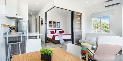 Oportunidad excepcional: Ideal para vivir o invertir con visión estratégica. ¿Por qué destacan frente a los nuevos proyectos?
Precio por m²: $6,1 millones vs. $7,8 millones en promedio
Entrega inmediata y dotados (camas, aires, TV, menaje)
Vista garantizada (frente a INVEMAR, sin riesgo de construcción)
Parqueadero y depósito incluidos
A 4 cuadras del mar 
Estilo único con zonas comunes tipo club
