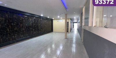 Casa local comercial de 1 nivel en arriendo, ubicada estratégicamente en el sector de El Porvenir al norte de la Ciudad de Barranquilla, sobre una de las vías comerciales más importantes del norte, cerca de entidades financieras, entidades de salud, papelerías, talleres de repuestos, almacenes de cadena, centros comerciales, almacenes de ropa y calzado. En la propiedad, se permiten gran cantidad de actividades comerciales. La casa local cuenta con aproximadamente 400 m2 lote y 380 m2 construidos, baterías de baños para caballero y dama, amplios salones para adecuar a la necesidad, patio, parqueadero externo, patio.