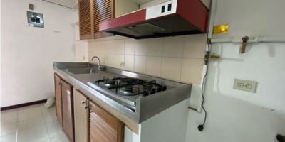 Presentamos este encantador apartamento disponible para arriendo, ubicado en una unidad cerrada del sector Robledo El Diamante, una zona residencial tranquila, segura y de excelente valorización en Medellín. Su ubicación estratégica permite disfrutar de fácil acceso al transporte público, supermercados, colegios y todo lo necesario para una vida cómoda y práctica.

El apartamento cuenta con tres acogedoras habitaciones, ideales para el descanso y la organización familiar, dos baños en perfecto estado y con acabados modernos que brindan comodidad en el día a día. La cocina integral está completamente equipada y diseñada para aprovechar cada espacio, permitiendo una experiencia funcional y agradable al preparar tus alimentos.

 

Su sala comedor es amplia, iluminada y ventilada, perfecta para compartir momentos en familia o con amigos. Además, al estar dentro de una unidad cerrada, ofrece tranquilidad, seguridad y un ambiente familiar con acceso controlado.

CÓDIGO: R16801
