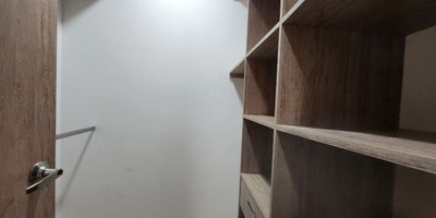 Apartamento en arriendo en Sabaneta, barrio Prados de Sabaneta, Antioquia. Este cómodo apartamento de estrato 3, ubicado en el cuarto piso, ofrece 75 m² con excelentes espacios y buena iluminación. Cuenta con 3 habitaciones y 2 baños, e incluye 2 parqueaderos. Disfrute de un edificio con vigilancia y gimnasio. Su ubicación estratégica en Sabaneta facilita el acceso a servicios y está cerca del Puente Rafael Uribe. Canon de arriendo: $3.300.000. Para conocer más detalles o coordinar una visita, puede contactarnos por WhatsApp o ver nuestros teléfonos.