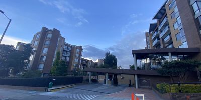 Inmobiliaria renta lindo apartamento en sector exclusivo de Bogotá, 166 mts consta de tres habitaciones con baño privado, baños social, sala comedor amplio, cocina integral, estudio, alcoba y baño de servicio, zona de ropas independiente, 3 garajes independientes cubiertos, deposito. En conjunto cerrado que cuenta con zonas verdes parque para niños, gimnasio, salón social, sauna y mucho mas. Ideal para tu Familia CONTACTANOS. Cod: 614