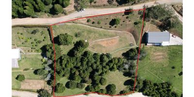 En venta en La Estrella, Antioquia, se encuentra esta propiedad ubicada en la Parcelación San José de las Aguas.  Lindo Lote con un área de 6.494 m2, posee explanación para construcción de vivienda, ya tiene estudio de suelos, no se paga peaje, tiene una hermosa vista hacia Caldas y Zonas Forestales, tiene agua propia y posee conexión para energía al lado del lote. ¡Excelente oportunidad de inversión!

Lote Residencial en venta en La Estrella  

Precio de venta: $600 millones

Precio de administración: 553.000
