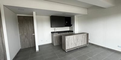 Apartamento para estrenar – Rionegro, sector Barro Blanco

 Área: 75 m²
 Ubicación: Cerca al Parque Barro Blanco, Rionegro
 Año de entrega: 2024
 Estrato: 5
 Piso: 11 (vista a reserva natural)
 Parqueadero: 1 sencillo
 Cuarto útil: Sí
 Crédito: Cuenta con crédito vigente en Bancolombia

Características:

2 habitaciones con clóset (principal con baño y vestier)

Estudio o posibilidad de tercera habitación

2 baños

Balcón con vista natural

Zona de ropas

Cocina abierta

Calentador de agua

Zonas comunes:

Portería 24 horas

Cancha deportiva

Salón social

Gimnasio

Juegos infantiles

 Descripción:
Hermoso apartamento para estrenar, con excelentes acabados y una vista privilegiada hacia la reserva natural.
Ubicado en una zona tranquila y de alta valorización en Rionegro, cerca al Parque Barro Blanco y con fácil acceso a servicios, transporte y zonas comerciales.