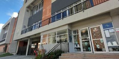 Apartamento Villa del Rio Conjunto Cerrado senderos de Madelena II , sexto piso . Dependencias2 habitaciones sin closet , baño , sala comedor, cocina integral,  zona de lavandería, sin parqueadero. Lugares o barrios cercanos caí Olarte, Autopista Sur ,Centro Comercial Villa del Rio.