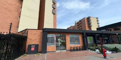 ADMINISTRADORA AAVAL ARRIENDA APARTAMENTO SEXTO PISO, ASCENSOR, TRES HABITACIONES, DOS BAÑOS, COCINA INTEGRAL, ZONA DE LAVANDERIA, SALA COMEDOR, BALCÓN  EN LA SALA CON VISTA INTERIOR AL CONJUNTO,  CUENTA CON SERVICIOS PÚBLICOS, CALENTADOR A GAS, CERCA A JARDINES INFANTILES, PISCINA, CLUB HAUSE. PARQUE SAN ISIDRO MOSQUERA CUNDINAMARCA. CUOTA DE ADMINISTRACIÓN APARTE