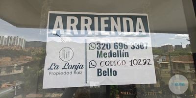 Se arrienda apartamento en el barrio Santa Ana de Bello, ubicado en un tercer piso sobre vía principal, lo que garantiza excelente acceso al transporte público con rutas directas hacia Bello, Medellín y conexiones integradas al metro. Su ubicación es estratégica, a solo cinco minutos del Centro Comercial Fabricato y muy cerca del colegio La Salle y la Universidad San Buenaventura, en una zona residencial tranquila y bien conectada.El apartamento tiene un área de 73 m² y cuenta con tres habitaciones, la principal con baño privado, dos baños completos (uno con cabina), una sala-comedor amplia, cocina semi integral con red de gas, zona de ropas independiente y un balcón que permite disfrutar del entorno.Está ubicado en un tercer piso sin ascensor. Este inmueble es ideal para quienes buscan comodidad, buena ubicación y fácil acceso a todos los servicios, en un sector que combina el ambiente familiar con la cercanía a todo lo necesario para el día a día.