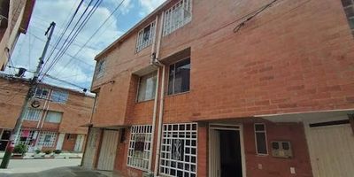 1718 Casa a la venta en Mosquera Cundinamarca, urbanización el Remanso. Esta casa cuenta con tres pisos, cuatro habitaciones, tres baños, sala, comedor, cocina semi integral, amplio patio de ropas. Con fácil acceso vehicular publico y privado, excelente ubicación, precio negociable. Contáctanos!