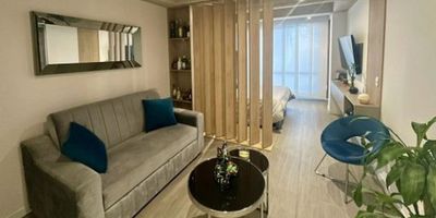 Se vende apartamento en el Edificio Kuu, ubicado en el barrio Normandía de Bogotá D.C. El inmueble cuenta con una superficie total de 29.03 m², distribuidos en una habitación, un baño completo, sala, cocina integral, zona de ropa, bodega y un puesto de estacionamiento. Entre los servicios disponibles en el edificio se encuentran asador, gimnasio, juegos infantiles, , terraza, buen acceso, escuelas cercanas, apto para mascotas y zonas verdes. El apartamento se encuentra en buen estado de conservación. El costo de mantenimiento es de $70,000 mensuales. Una excelente opción para quienes buscan comodidad y calidad de vida en una de las zonas más tranquilas de la ciudad. A tan solo 7 minutos del Aeropuerto El Dorado, cerca de Connecta, Salitre y Corferias, ideal para quienes buscan estar bien conectados sin sacrificar comodidad ni calidad de vida. DEY-393 
