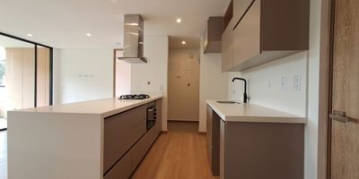 Apartamento para estrenar de 2 alcobas ofrece una experiencia de vida excepcional con una vista impresionante. Con una ubicación privilegiada en una zona exclusiva, el apartamento combina elegancia y comodidad. La decoración interior refleja un diseño moderno y sofisticado, con detalles de lujo en cada rincón