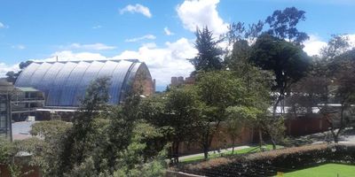 ¡Bienvenidos al apartamento de tus sueños! Este acogedor espacio cuenta con 2 habitaciones perfectas para descansar, 2 baños para tu comodidad y 1 parqueadero para tu vehículo. Con 52 metros cuadrados, encontrarás el equilibrio ideal entre comodidad y practicidad. Ubicado en una zona privilegiada, este lugar te ofrece la tranquilidad que tanto buscas. ¿Qué esperas para hacer de este apartamento tu nuevo hogar? Contáctame para más información:. ¡No dejes pasar esta oportunidad!
Excelente seguridad por su cercanía a colegios como el Nueva Granada,  Rosario Santo Domingo y Jordan de Sajonia. Abajo de la circunvalar,  ubicación con salida tanto para el norte como para el sur. 

A 10 minutos en carro del centro, a 5 minutos de la zona empresarial de la 72, a 10 minutos de la calle 94. Caminando a 10 minutos de la zona G. 

Vigilancia 24 horas, zona tranquila.