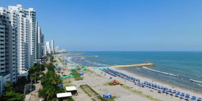 Apartamento amoblado para arriendo ubicado en el barrio Bocagrande de Cartagena; sector exclusivo y de alta demanda hotelera; en un edificio de 40 pisos con 3 ascensores, 3 piscinas, salón social para eventos, SPA, gimnasio dotado, jacuzzi, salón de juegos, baño turco, zona BBQ, vigilancia privada las 24/7, circuito cerrado de TV; el apto consta de balcón con vista hacia el Mar caribe y Centro Historico, 1 habitación, 2 baños, sala - comedor, cocina integral abierta, zona de labores, mobiliario moderno; a pocos metros de la playa y la bahía, cerca a reconocidos centros comerciales, modernas salas de cine, restaurantes tradicionales y de comidas típicas, boutiques, droguerías, iglesia, bombas de gasolina, instituciones financieras y medicas, a pocos minutos del centro histórico, cómodas vías de acceso, transporte publico cercano.