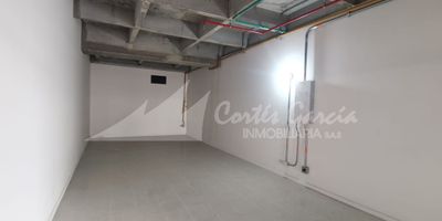  ¡Excelente oportunidad de arriendo!  Se arrienda local de 37 m² ubicado en un segundo piso, con todos los servicios públicos (agua, luz y gas), parqueadero de visitantes y vigilancia las 24 horas. Es un espacio ideal para oficina, consultorio, boutique o cualquier tipo de negocio que busque comodidad y seguridad en una zona estratégica.El local se encuentra entre las avenidas principales Calle 13, Calle 19 y la estación de Transmilenio de La Sabana, lo que garantiza un excelente flujo peatonal y vehicular. Su ubicación y facilidades lo convierten en una gran oportunidad para emprender o expandir tu negocio