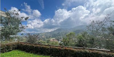 Código: 9582FR281

Linda Casa en Urbanización de Loma del Escobero parte alta, ideal para quienes buscan espacio, comodidad y contacto con la naturaleza. Ubicada en una de las zonas más privilegiadas de la ciudad.

Área 150 m2 ( 1 nivel) 

Lote 800 m2

3 alcobas con baño

Alcoba de servicio 

Kiosco

Hermosa vista a las montañas 

Administración $276000

Predial $1.600.000 año

Valor $1.400.000.000
