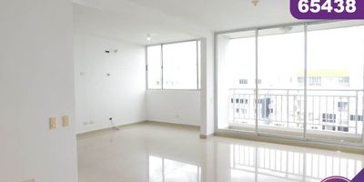 Apartamento en arriendo ubicado en el Sector de Villa Carolina al norte de la Ciudad de Barranquilla, de fácil acceso y transporte, cerca de grandes parques y zonas verdes, Importantes centros comerciales como el Buenavista, almacenes de cadena, colegios, universidades e iglesias; el apto está del lado sombra con una espectacular vista al Rio Magdalena y a la Ciudad, excelente distribución de espacios, sala comedor, balcón amplio, cocina integral tipo americano, área de labores, hall de alcobas, 2 alcobas con closets, área de estudio el cual se podría adecuar como una 3era alcoba, baño privado y auxiliar y 1 garaje privado. El conjunto cuenta con acogedoras zonas sociales y recreativas, vigilancia privada, lobby, ascensores, piscinas, parque infantil, salón social, cancha deportiva y gym