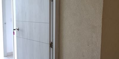 Apartamento en arriendo en Barranquilla, en el piso 8 del CONJUNTO CENTRAL PARK, Atlántico. Este apartamento de 70 m² ofrece 2 habitaciones y 2 baños, ideal para un estilo de vida cómodo en estrato 4. Su ubicación, cerca al sector Buenavista, brinda acceso a servicios y comercio. Siendo de reciente construcción, el inmueble destaca por su funcionalidad y distribución. El canon mensual es de $3,000,000. Sin parqueadero propio. Le invitamos a conocer más sobre este apartamento en arriendo en Barranquilla, contactándonos por WhatsApp o revisando las opciones de contacto.