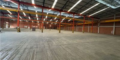 Amplia bodega industrial ubicada en zona estratégica de Funza, dentro de un parque empresarial con excelentes vías de acceso y condiciones ideales para operación logística o de manufactura.

Cuenta con un área total construida de 7.572 m² en un lote del mismo metraje, diseñada con espacios amplios, eficientes y funcionales. Su estructura moderna y de alta resistencia ofrece óptimas condiciones para almacenamiento y procesos industriales de gran escala.

Dispone de área operativa a doble altura, pisos en concreto de alta capacidad, múltiples muelles de cargue y descargue, baterías de baños, zonas administrativas y de servicios, y un diseño que facilita la circulación interna de vehículos pesados.

El inmueble se encuentra en excelente estado de conservación, con iluminación natural, red contra incendio y condiciones estructurales que cumplen con los más altos estándares del sector industrial y logístico.
