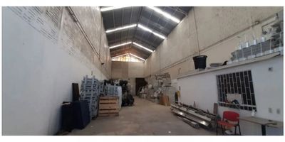 Bodega comercial ubicada en el tradicional sector industrial de Las Ferias, zona con excelente conectividad y alta actividad comercial. Ideal para empresas que buscan un espacio funcional, con buena capacidad estructural y cercanía a las principales vías de acceso del occidente de la ciudad.

Cuenta con un área total construida de 330 m², desarrollada sobre un lote de 10 metros de frente por 33 metros de fondo. Dispone de área libre con altura de 8 metros, portón de doble altura de 5 metros y área de oficinas y servicios de 40 m².
La bodega tiene pisos en concreto de alta resistencia (4 ton/m²), carga eléctrica de 15 KVA, tanque de agua y cubierta en lámina a dos aguas que permite excelente ventilación e iluminación natural.

Área total: 330 m² // Área de oficinas: 40 m² // Altura libre: 8 m // Altura portón: 5 m // Pisos: alta resistencia 4 ton/m² // Energía: 15 KVA // Cubierta: a dos aguas en lámina // Tanque de agua: sí // Uso: comercial o industrial // Ubicación: Las Ferias – Engativá
