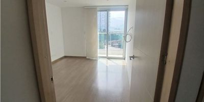 Apartamento en Arriendo con Vista Panorámica en Av Alberto Mendoza

Ideal para familias o profesionales que buscan amplitud y comodidad en un sector exclusivo de Manizales. Oportunidad de arrendar un apartamento en estrato 6 con excelentes acabados y una vista panorámica impresionante.

 

Descripción de la Propiedad

Este apartamento, ubicado en el piso 8, ofrece 84 m2 de espacio privado y cuenta con ascensor. Dispone de tres habitaciones, con armarios empotrados y clósets, y dos baños completos, uno en la habitación principal. La distribución incluye cocina integral, zona de lavandería, y un balcón para disfrutar del entorno. Tiene pisos en madera laminada y cerámica, calentador a gas y doble ventana. Un gran beneficio son sus dos parqueaderos privados y un depósito.

 

Entorno y Acceso

El edificio se encuentra sobre vía principal, con acceso pavimentado y cercano a la zona urbana, colegios, universidades y centros médicos. Ofrece comodidades como portería/recepción, parqueadero de visitantes, salón comunal, zonas deportivas y zonas verdes. La zona es residencial, con transporte público cercano y circuito cerrado de TV.

 

Contáctanos

Si te interesa arrendar este apartamento con dos parqueaderos en la Av Alberto Mendoza, este es el momento. Escríbenos por WhatsApp para agendar una visita o resolver cualquier inquietud. Estamos listos para ayudarte a encontrar tu nuevo espacio.


 
