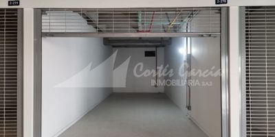¡Tu negocio en el lugar perfecto! Este local comercial de 31 m² te ofrece todo lo que necesitas para empezar o expandir tu emprendimiento: cuenta con parqueadero para visitantes, vigilancia 24 horas y todos los servicios públicos incluidos (agua, luz y gas). Su diseño funcional y seguro garantiza comodidad para ti y tus clientes, mientras disfrutas de la tranquilidad que brinda un espacio bien equipado.Ubicado estratégicamente frente a la plazoleta de comidas y con acceso a importantes vías como Calle 13, Calle 19 y la estación Transmilenio La Sabana, tu negocio estará en el corazón del flujo comercial de la zona. Aprovecha esta oportunidad de tener visibilidad y movimiento constante de personas en un espacio que combina ubicación, seguridad y comodidad. ¡Haz crecer tu negocio donde todos quieren estar
