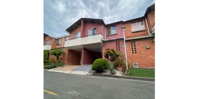 ? Se Vende Casa de Dos Niveles – Conjunto Residencial Palmas de la Hacienda

Hermosa casa de dos niveles ubicada en el conjunto Palmas de la Hacienda, ideal para familias que buscan comodidad, seguridad y una excelente ubicación.

casa 21

✅ Distribución del Inmueble:

Primer Nivel:


 
 Sala-comedor amplia
 
 
 Cocina integral con barra tipo americano
 
 
 Zona de oficios
 
 
 Solar (patio trasero)
 
 
 Baño social
 


Segundo Nivel:


 
 3 alcobas con clóset
 
 
 Alcoba principal con baño privado y balcón
 
 
 Baño auxiliar
 


?️ Áreas Comunes del Conjunto:


 
 Portería con vigilancia
 
 
 Parqueadero para visitantes
 
 
 Piscina
 
 
 Zonas verdes
 
 
 Zona infantil
 


?Ubicación Privilegiada:

Muy cerca del Centro Comercial Llanogrande Plaza, supermercados, restaurantes, clínicas y zonas deportivas.
