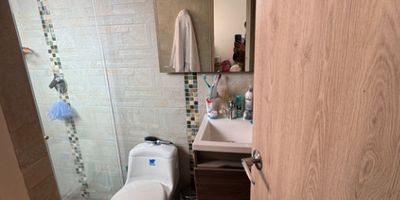 La propiedad en venta se encuentra en El Cortijo, en Bogotá D.C. Se encuentra en buen estado. Tiene una superficie total de 62.15 m², distribuidos en 3 habitaciones y 2 baños. Cuenta con una cocina integral, salón de eventos, juegos infantiles, áreas verdes y un buen acceso. Además, tiene 1 puesto de estacionamiento y gastos de administración de $250,000. Ubicada en un barrio residencial con escuelas cercanas, esta propiedad en el desarrollo Bolivia Occidental 2 es ideal para familias que buscan comodidad y tranquilidad DEC-916 
