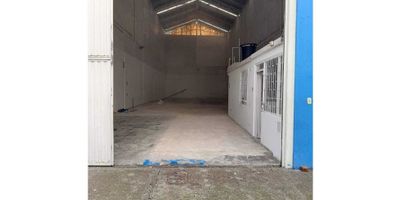 comercial en el occidente de la ciudad. Ideal para actividades de almacenamiento, producción o distribución, gracias a su diseño funcional y su infraestructura adaptada a diferentes tipos de negocio.

Construida sobre un lote de 330 m², cuenta con un área total de 360 m² distribuidos en una zona de almacenamiento de 300 m², dos espacios de oficina y dos baños. Dispone de energía trifásica de 10 KVA, pisos en concreto de alta resistencia y un portón de gran amplitud que facilita el ingreso de vehículos de carga. Su altura libre permite optimizar el espacio y mejorar la operatividad interna.

Área total: 360 m² // Área de almacenamiento: 300 m² // Lote: 330 m² // Oficinas: 2 espacios // Baños: 2 // Energía: trifásica 10 KVA // Altura libre: amplia // Portón de acceso: doble altura // Uso: industrial o comercial
