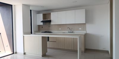 Este apartamento es la oportunidad que estabas esperando! Ubicado en una zona estrategica, cerca de supermercados, colegios, transporte publico y con facil acceso a las principales vias de la ciudad, combina comodidad y funcionalidad. Cuenta con espacios amplios, excelente iluminacion natural y un diseno moderno que te hara sentir en casa desde el primer momento. No dejes pasar esta oportunidad unica de vivir en una ubicacion privilegiada! Que esperas para contactarnos? Estamos listos para ayudarte a encontrar tu nuevo hogar