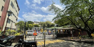 Gespron alquila acogedor Apartamento en barrio Limonar en el sur de Cali, en tercer piso, sin ascensor, conjunto residencial, el Limonar consta sala comedor, amplia, e iluminada, cocina integral con muebles  en madera parte superior e inferior baño  social con ducha, tres habitaciones con clóset en madera de piso a techo, el apartamento cuenta con parqueadero descubierto asignado, el conjunto, cuenta con zonas verdes, juego para niños que esperas llámanos ya