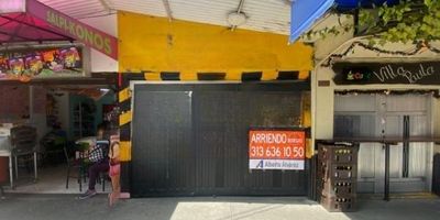 Excelente oportunidad de Bodega en arriendo! Se arrienda amplia bodega comercial de aproximadamente 270 m, estrategicamente ubicada a una cuadra del parque principal de Itagui, con alto flujo de personas y vehiculos, facil acceso a transporte publico. Cuenta con dos banos, buenos acabados, amplia zona interior ideal para comercio, oficinas o almacenamiento, Ubicacion privilegiada para logistica y visibilidad comercial. Ideal para empresas, puntos de venta, oficinas o servicios que requieran una ubicacion estrategica, central y de alto movimiento. Que esperas para comenzar hacer realidad tus suenos, comunicate con uno de nuestros asesores! Canon sin IVA, sin Admon. 