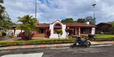 Disfruta de la tranquilidad y el confort en esta espectacular casa campestre en arriendo, ubicada sobre la via Alcala, ideal para quienes buscan vivir rodeados de naturaleza sin renunciar a la comodidad. Con un area construida de 280 m y un lote de 500 m, esta propiedad ofrece amplios espacios distribuidos en 4 habitaciones, 3 banos completos y 1 bano social, ademas de una acogedora sala, elegante comedor y moderna cocina abierta perfecta para compartir en familia. Su amplia terraza invita al descanso y la contemplacion del entorno. El condominio cuenta con piscina, kiosko social, cancha multiple y planta electrica, garantizando comodidad, recreacion y seguridad en todo momento. Vive la experiencia de la vida campestre con todas las comodidades de la ciudad!