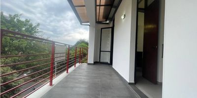 Se alquila hermoso apartaestudio en remodelación ubicado en el quinto piso de un edificio residencial en el exclusivo sector de Santa Mónica, al norte de Cali.

Al ingresar, encontramos una amplia terraza común con vista externa al edificio, que dispone de una zona de oficios o área húmeda. En el área privada del apartaestudio se encuentra una habitación amplia con clóset, baño con excelentes acabados, divisiones en vidrio y sistema de agua caliente tanto para la ducha como para el lavamanos.

La sala comedor integra un espacio funcional con gabinetes superiores e inferiores, además de una estufa empotrada de dos boquillas a gas. El edificio cuenta con video citófono y parqueadero interno para una motocicleta. El canon de arrendamiento incluye el valor de la administración y el servicio de aseo de las zonas comunes.

Actualmente el apartaestudio se encuentra en proceso de remodelación y mejoras locativas. Se estima que estará completamente terminado y listo para entrega en un plazo aproximado de un mes, garantizando que el inmueble sea entregado en óptimas condiciones.

¡Agenda tu visita ahora mismo!
