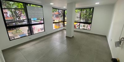 Local para Arriendo en el sector de Betania de sabaneta Centro. Con un area de 20m. Este inmueble cuenta con un espacio amplio y versatil, ideal para oficina. Cuenta con 1 bano, mezanine,  Piso en ceramica. Ubicado en un sector con alto flujo peatonal y vehicular, lo que garantiza visibilidad y facil acceso para clientes y proveedores. Una excelente oportunidad para posicionar tu negocio. Con cercanias al parque de sabaneta, centro comercial aves maria, locales comerciales y buen acceso a trasporte publico y rutas integradas del metro. Una excelente oportunidad para posicionar tu negocio en una de las zonas mas comerciales de sabaneta.