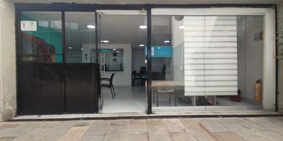 Alberto Alvarez ofrece en arriendo Local Oficina en Primer piso. Ubicado estrategicamente en el centro de Medellin. Con un area de 138m Aprox, esta oficina cuenta con divisiones, espacio para archivo, Aire acondicionado, 2 banos, cocineta y piso en ceramica. El edificio ofrece vigilancia privada, con facilidad en transporte publico e integrado del metro, a 1 cuadra de la estacion del Metroplus avenida oriental, avenida la playa y la clinica Soma, cerca a entidades bancarias. a solo 5 minutos del comercio del centro, es la ubicacion ideal para potenciar tu negocio y fortalecer la presencia de tu empresa en el mercado. Contactanos para mas informacion! Canon $4.450.000 + IVA.